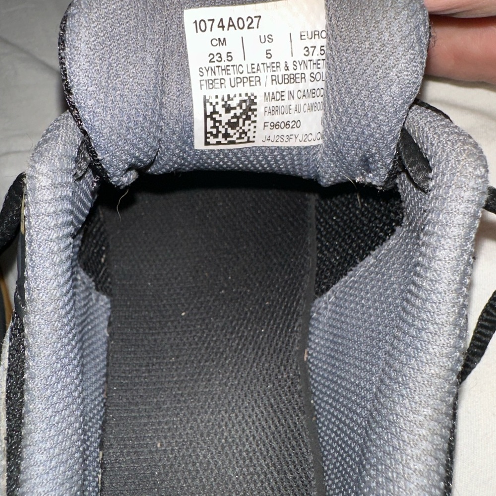 Oasics court shoes athletic style only worn a couple times newish